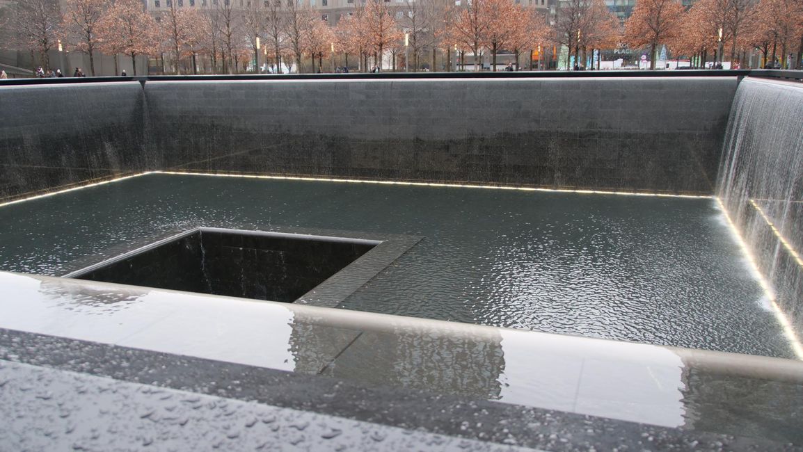 einer der Fußabdrücke vom WTC - Gedenkbrunnen