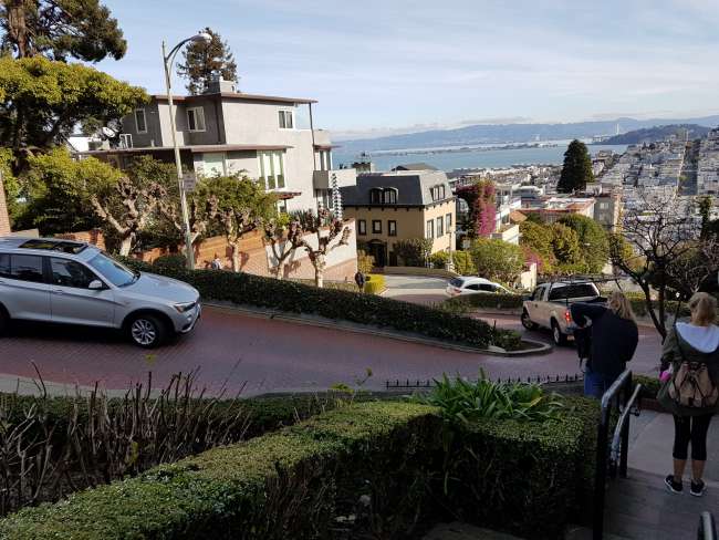Как известно из многих сериалов, улицы Сан-Франциско в основном чрезвычайно холмистые. Парковка там непростая и требует некоторых мер безопасности, таких как поворот передних колес. Сегодня спустился на канатной дороге к воде, проезжая по Ломбард-стрит, самую извилистую улицу города.