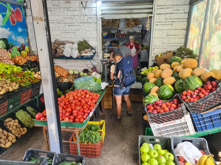 In Gijrokastër deckten wir uns wieder mit frischen Obst beim lokalen Händler ein. Supermärkte gibt es ja kaum und die die es gibt haben selten Obsr und Gemüse.