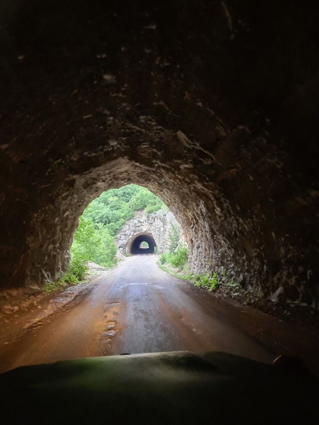 Bei Pložine begann der Offroadtrack mit vielen schroffen Tunneln