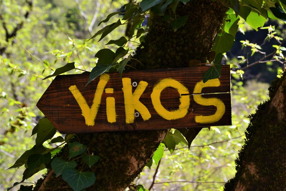 Unser Ziel ist schon gleich am Anfang der Schlucht ausgeschildert: Vikos. 