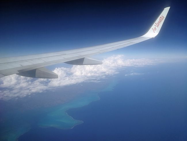 Beim Hinflug über den Südpazifik (unter dem Flügel: Neu-Kaledonien) erreicht unsere Vorfreude einen neuen Höhepunkt
