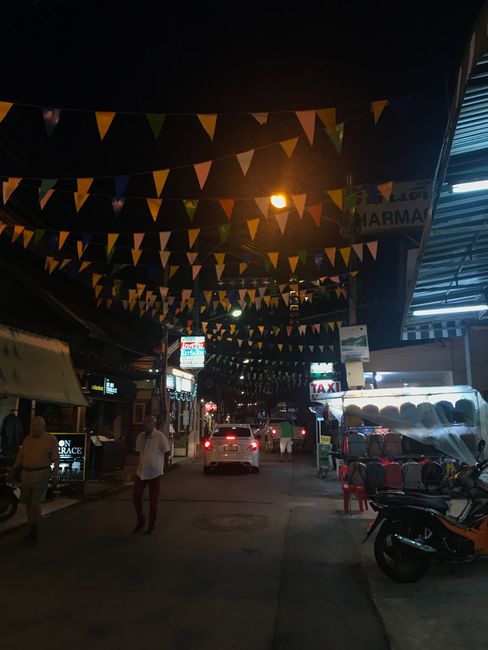 Hua Hin s Straßen bei Nacht