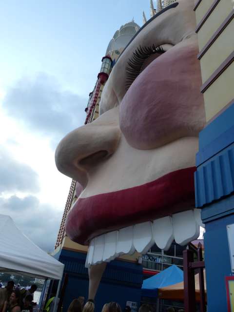 Eingang des Luna Parks: ein riesiges, lachendes Gesicht