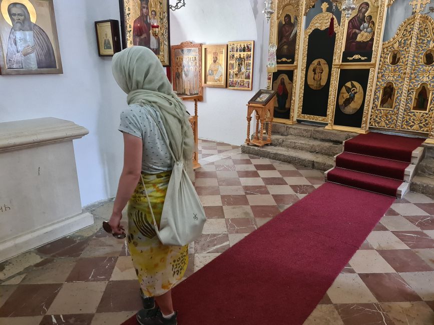 Im Centinje gibt es auch ein Kloster, dass als eines der religiösen Zentren Montenegros gilt  als wir ankamen lief dort gerade ein Polizeigroßeinsatz, weil eine Gruppe Frauen lautstark im Kloster demonstrierten. 