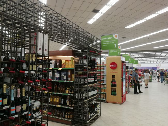 Los Jardines - der größte aber auch der teuerste Supermarkt in Luque verkauft in Gegensatz zu den meisten anderen Supermärkten auch importierte Ware aus Europa, teuer aber immerhin. 