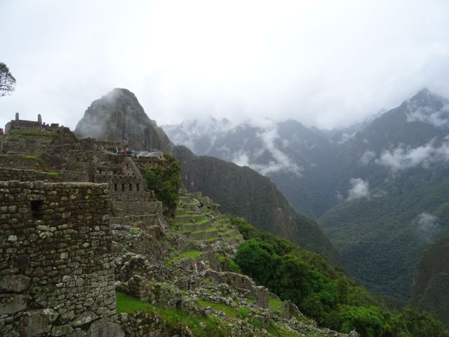 400 Bewohner lebten hier. Der Machu Picchu galt als Städte für Gelehrte, Astronomen, Priester, Denker und Schreiber. Quasi die Elite der Inka. Nahrung wurde mehrheitlich von Cusco oder umliegenden Dörfern hierher gebracht. Die Gegend war aufgrund der hohen Feuchtigkeit und der Hanglage wenig geeignet für Anbau von Lebensmittel