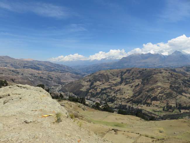 Panorama über das Tal von Huaraz und die Cordillera Blanca im Hintergrund