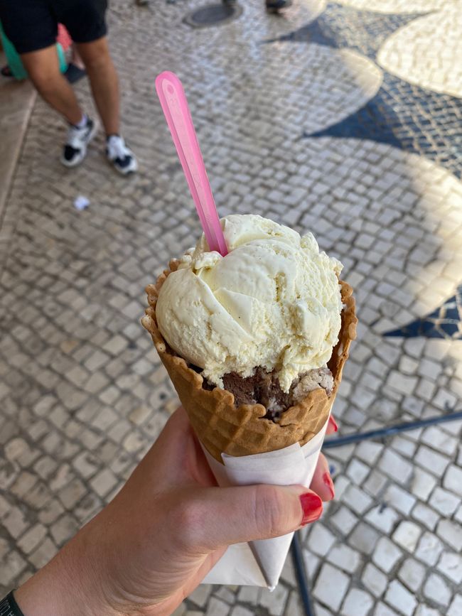 Ice cream - vanilla and Kit Kat