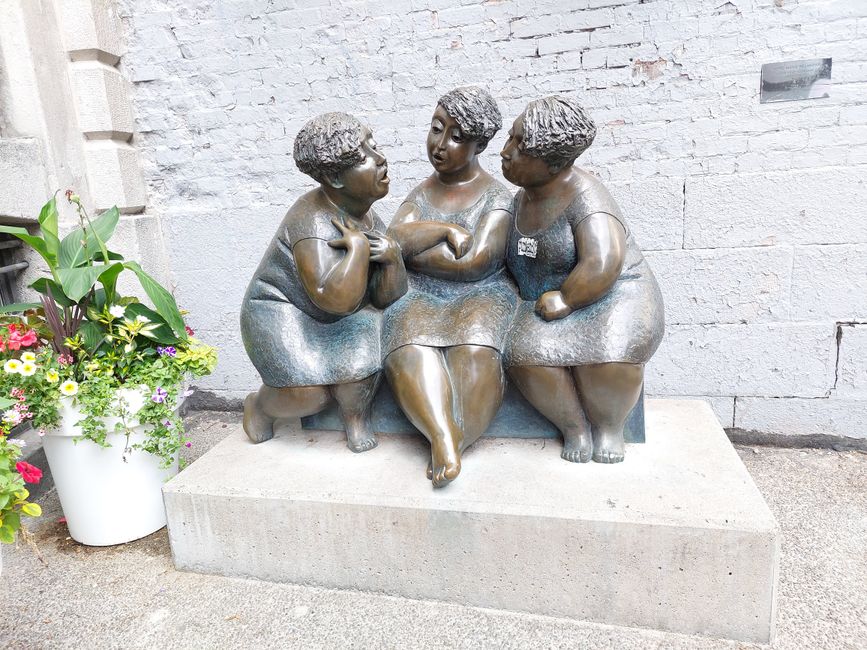 Bronze Sculpture drei Frauen in Konversation versunken
