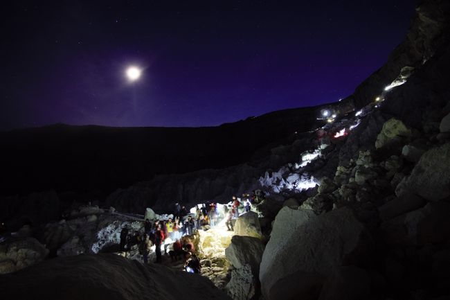 Taschenlampen und der Mond bieten Licht im Krater