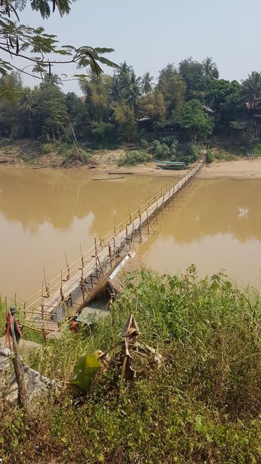 Von Einheimischen gebaute Bambusbrücke. 