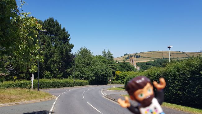 Hier warte ich an der Bushaltestelle in Buckfast, im Hintergrund sieht man noch Hogwarts... Oder war es doch die Benediktiner Abtei Buckfast Abbey?