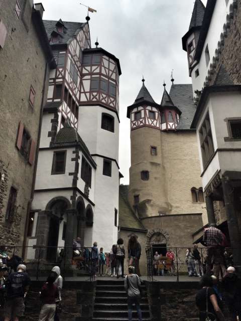 Eltz Castle - Германияда жашыруун асыл таш