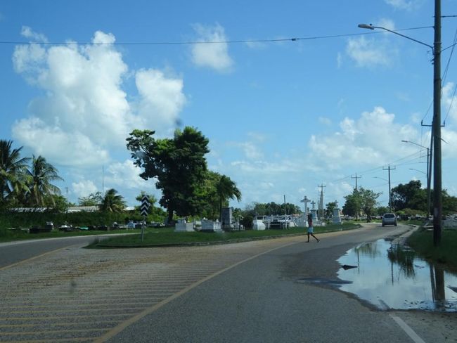 Der schönste Ort, den man sich für seine letzte Ruhestätte vorstellen kann: Eine Verkehrsinsel auf dem Highway nach Belize City