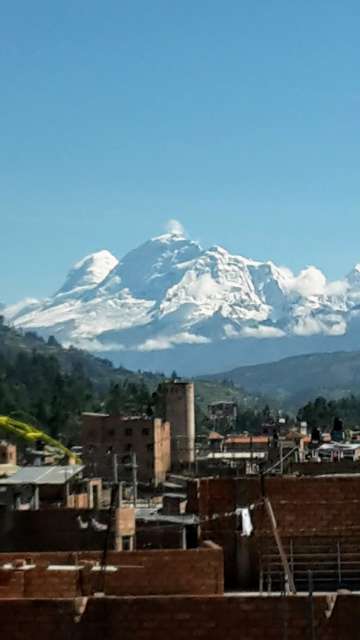 Blick vom Balkon unseres Hostels auf den höchsten Berg Perus