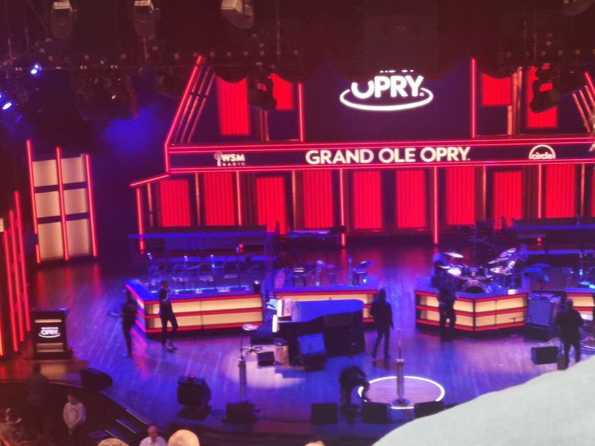 At the 'grand ole opry' - A 'grand' experience.. 😍🇱🇷🎼🎻🎹🪕