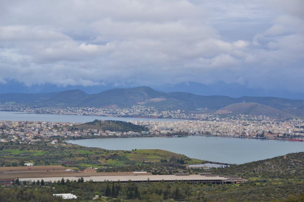 Blick vom Festland auf Chalkida und die Berge von Evia