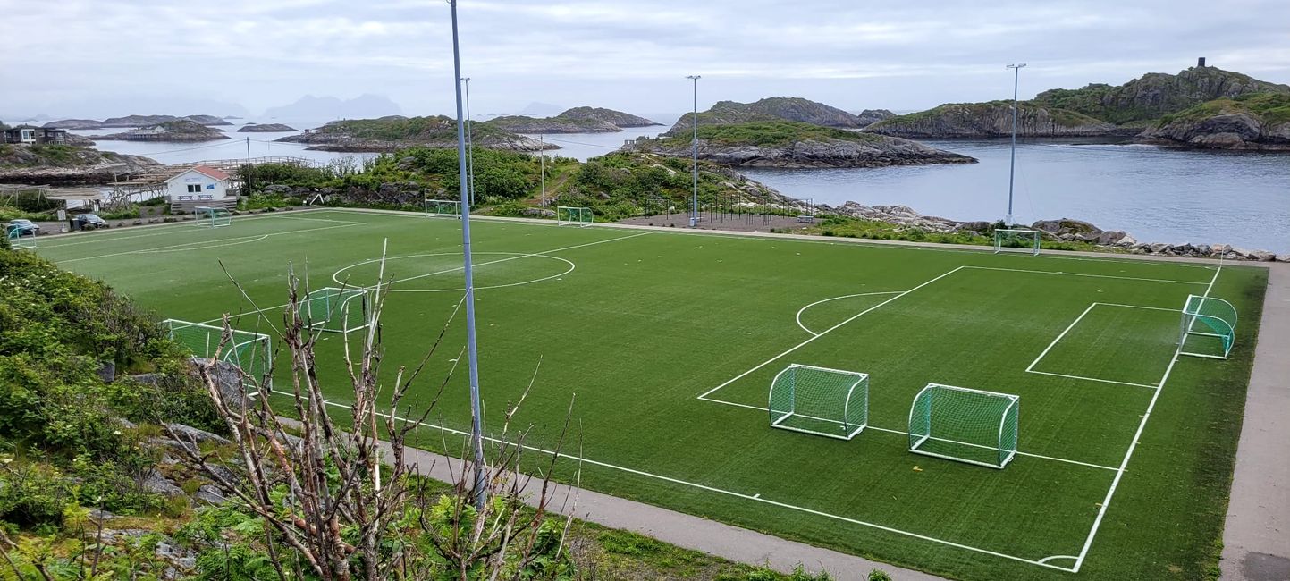 Der berühmte Fussballplatz, er steht alleine auf einer Insel