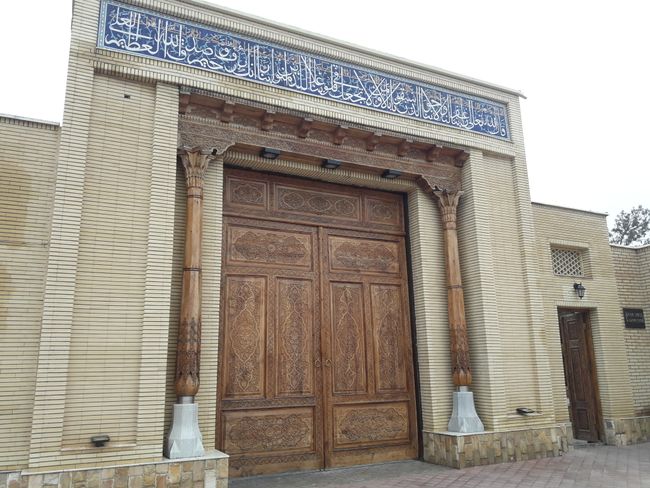 Holztür zum muslimischen Friedhof
