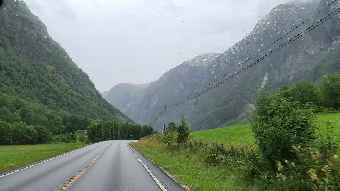 Røldal မှ Vossevangen အထိ၊ Bergen သို့ လမ်းလွှဲပြီး Auerlandsvangen ၊ နှင်းဖုံးနေသော Aurlandsfjellet တောင်ပေါ်မှ