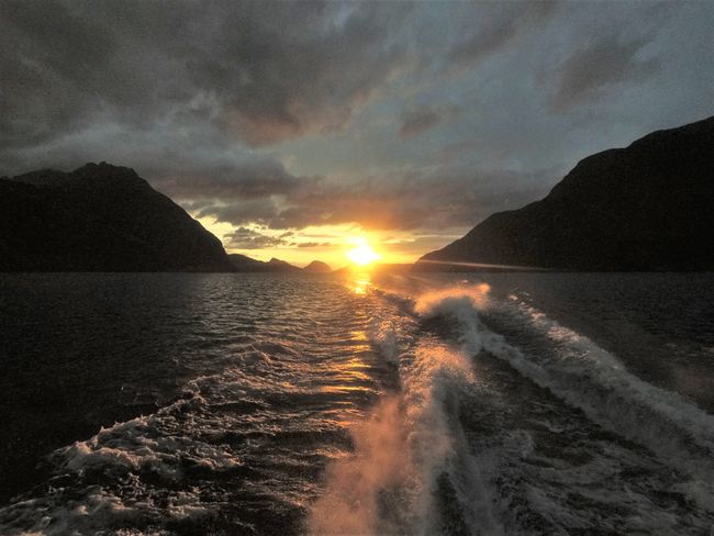 Bei Sonnenaufgang sitzen wir in der Fähre über den Lake Manapouri
