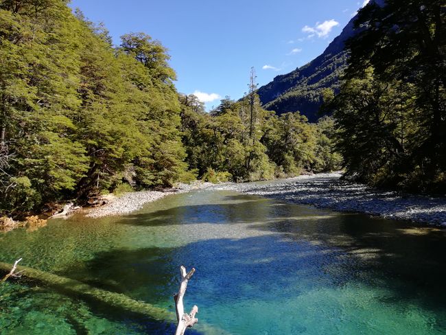 Wanderung zum Cajón del Azul entlang dem Río Azul mit glasklarem, türkisem Wasser
