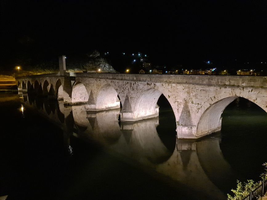 Da hatte die alte Brücke über die Drina einfach mehr Charm und lud abends zum verweilen ein.