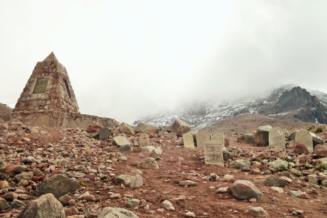 Auf dem Weg zum Chimborazo kommt man erstmal am Grab allderjenigen vorbei bei, die beim Versuch den Gipfel zu stürmen ums leben gekommen sind. Vor gut hundert Jahren war die Sache noch ziemlich beschwerlich und gefährlich. Heute kann man den Weg zum Gipfel in einer 2-Tages-Tour bewältigen.