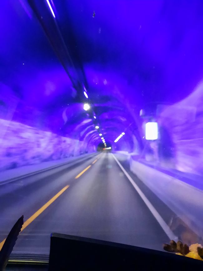 Futuristische Tunnel mit Kreisverkehr