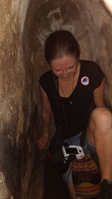 Laura klettert im Tunnel eine Etage tiefer