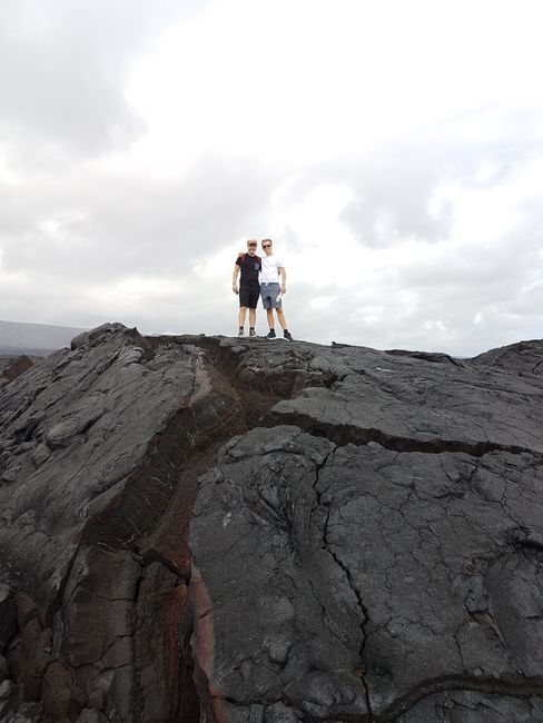 Anton und Julian auf einem Lava-Hügel