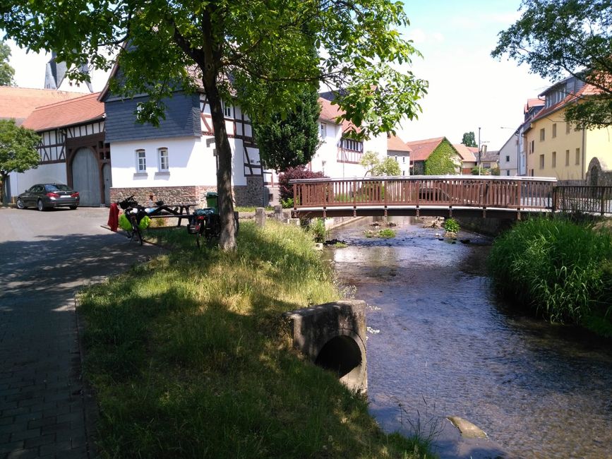 There is a beautiful stream flowing through Heuchelheim.