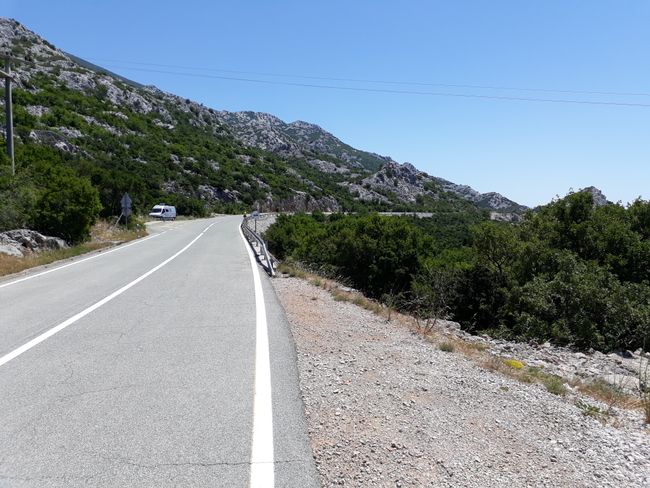 Oben: 40km nichts, nur karge Landschaft, steinreich die Kroaten