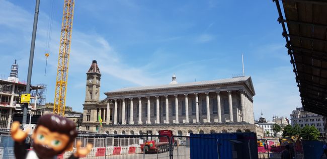 Die Birmingham Townhall mit dem Birmingham Museum and Art Gallery links im Hintergrund. Leider wird bis 2022 der gesamte Chamberlain Square komplett eine Baustelle bleiben