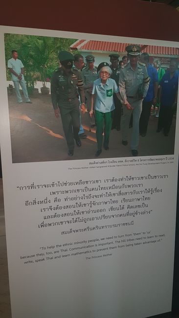 Mae Fa Luang, die Mutter der Prinzessinnen, sorgte dafür, dass die ethnischen Minderheiten, hier die Bergvölker, ebenfalls Thai schreiben und sprechen sowie die Mathematik zu erlernen, denn sie sind, so wie wir alle, auch Thais.