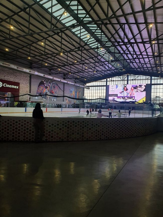 The ice skating rink in the 'Expanda' shopping mall