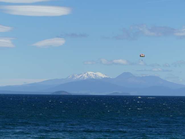 Die Vulkane des Tongariro National Park über dem See