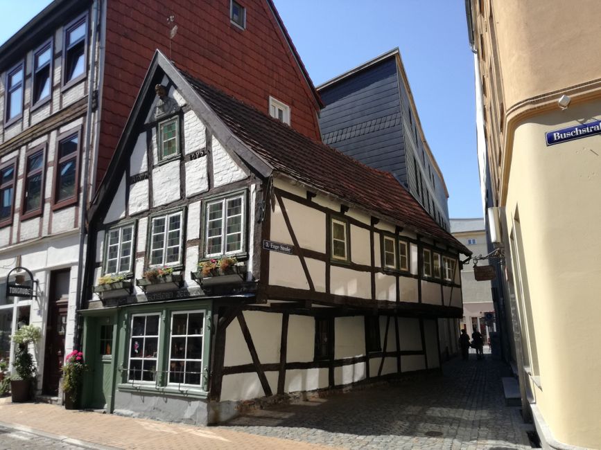 Une vieille maison à colombages dans une rue étroite à Schwerin
