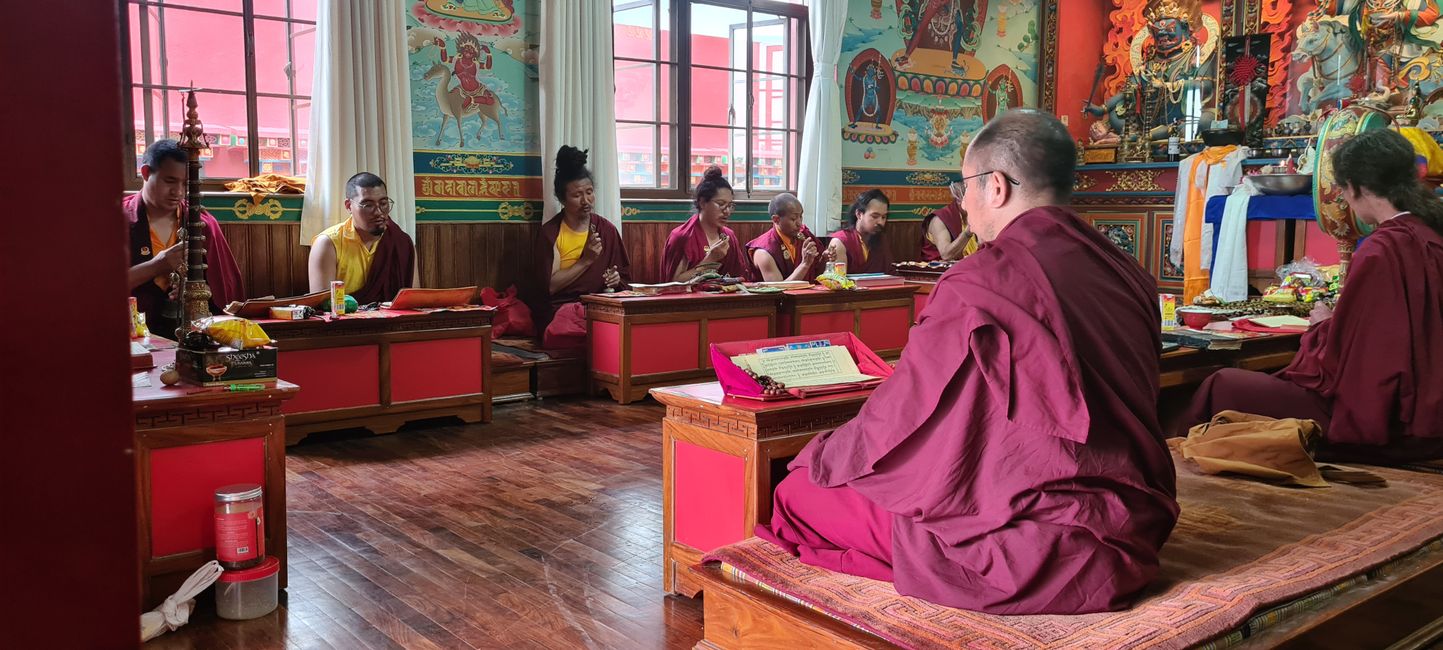 Die Yogis und Mönche beten für Rinpoches langes Leben