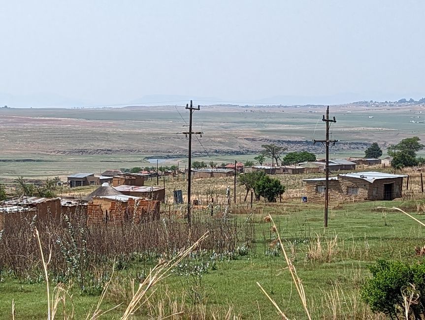 kleines Dorf mit Blech- und Steinhütten