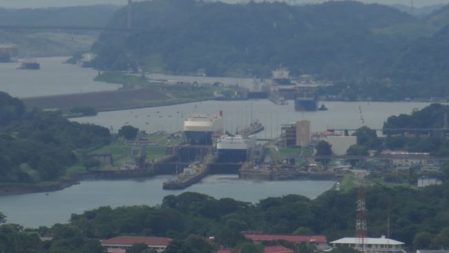Panamakanal - Die Miraflores Schleusen (vorne) und die Pedro Miguel Schleusen (hinten) vom Cerro Ancon aus