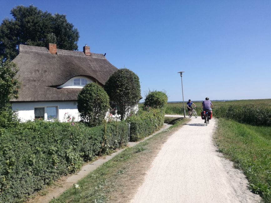 Ein Reetdachhaus und Gegenverkehr