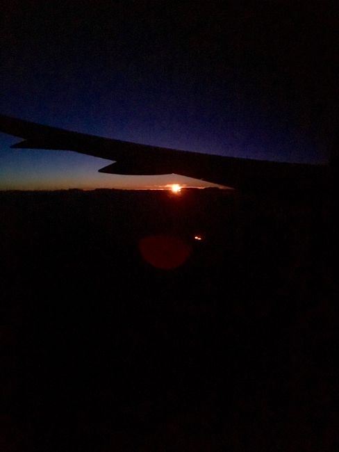 Sonnenaufgang über den Ayers Rock vom Flugzeug 