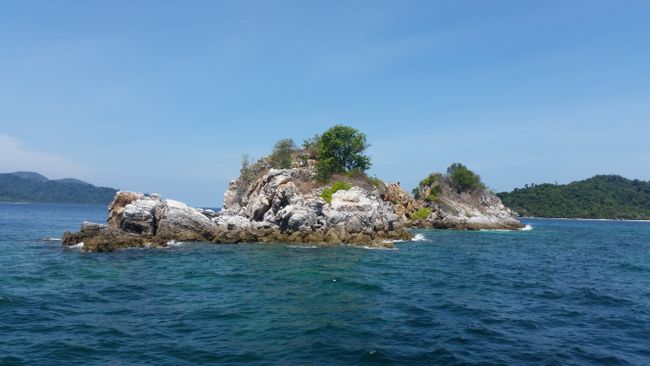 Ein typischer Tauchspot, kleine Felsige Inseln mit umgebenden Riff