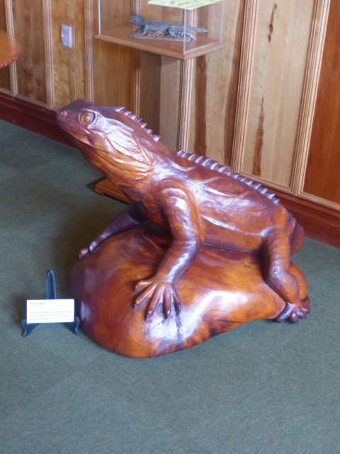 Art made of Kauri wood (or rather kitsch?)