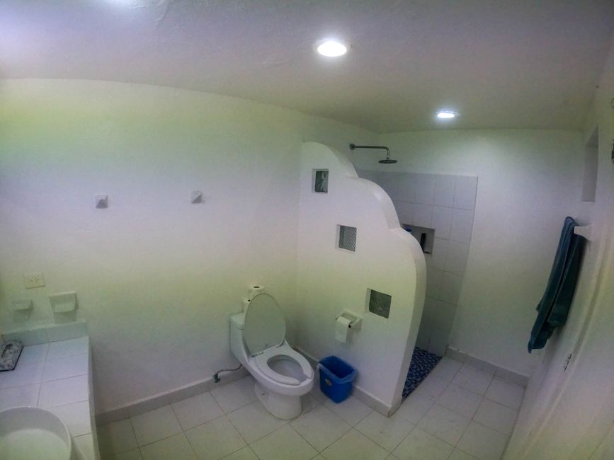 Badezimmer (in einem separaten Gebäude)