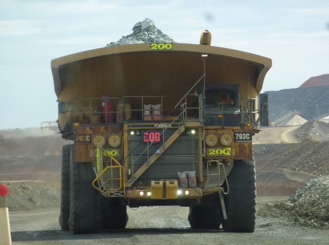 Super Pit Kalgoorlie-Boulder - Truck mit 200 Tonnen Ladung (die rote Ziffer zeigt geladenes Gewicht an)