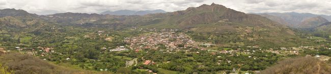 Blick auf Vilcabamba von den umliegenden Hügeln.
