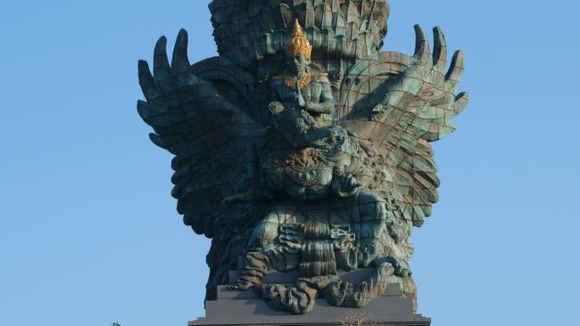 Wisnu-Garuda-Kencana statue